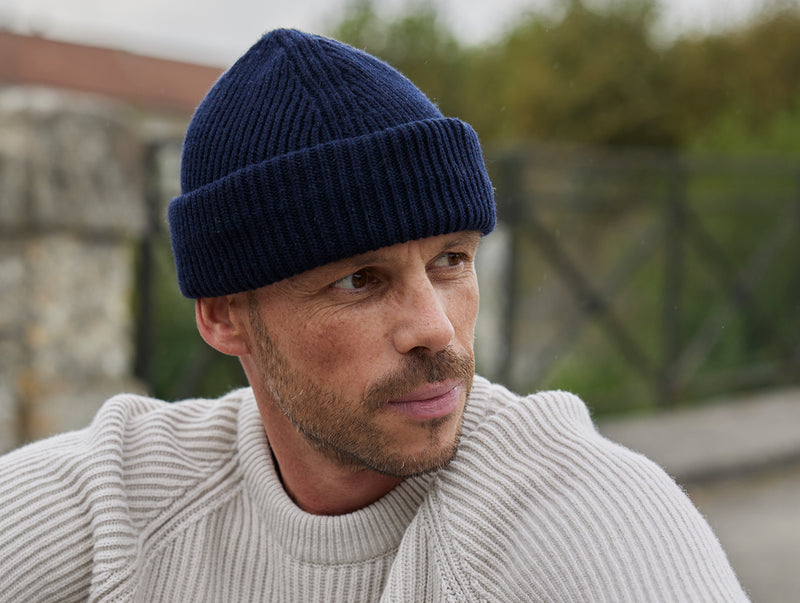 Pétrone bonnet homme porté bleu marine