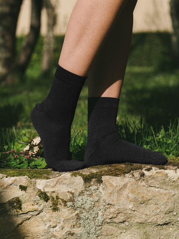 Pétrone chaussettes lin coton noir femme