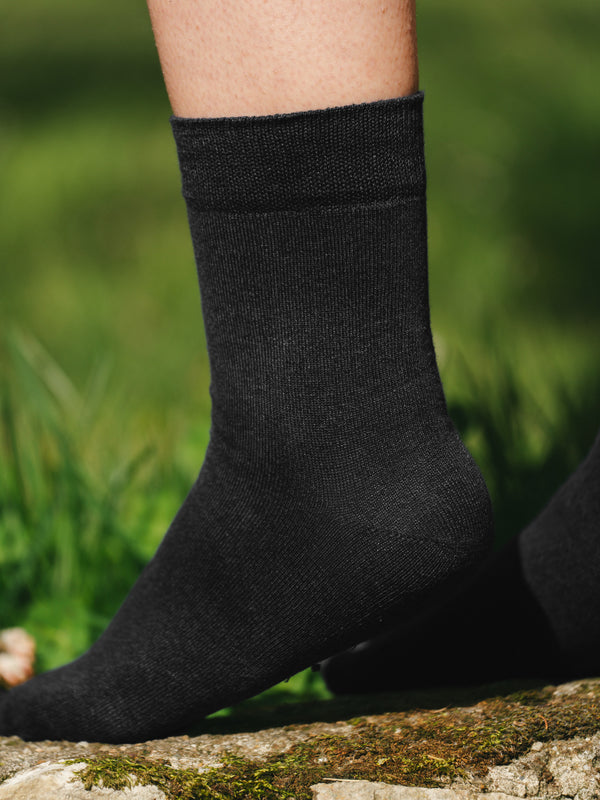 Pétrone chaussettes lin coton noir femme