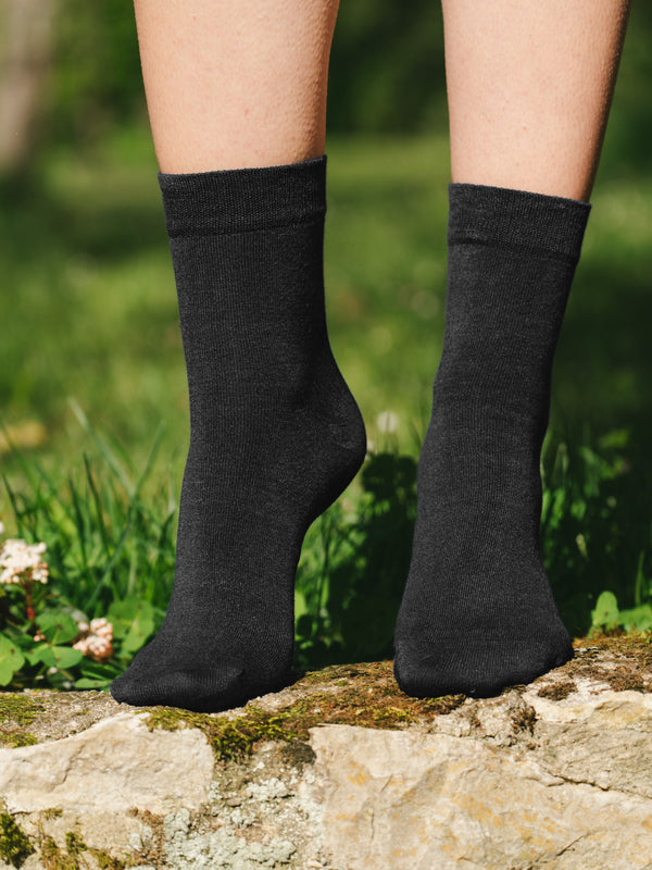 Pétrone chaussettes lin coton noir femme