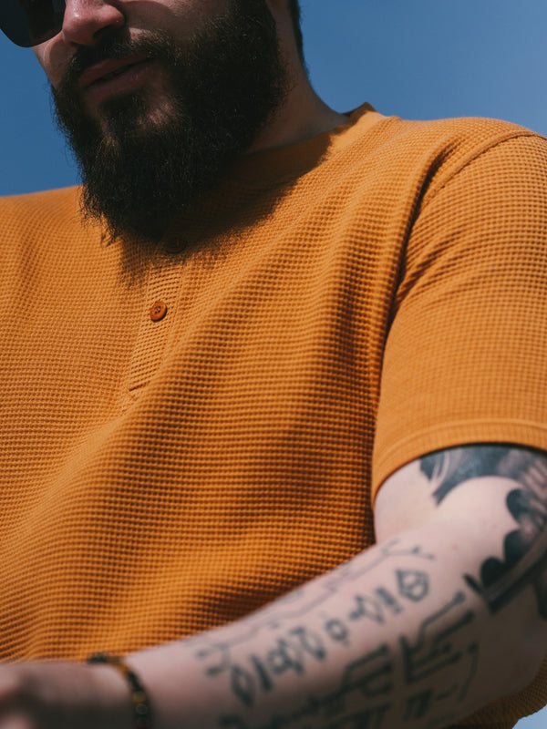 Pétrone Henley cormac manches courtes coton bio Tencel ocre homme