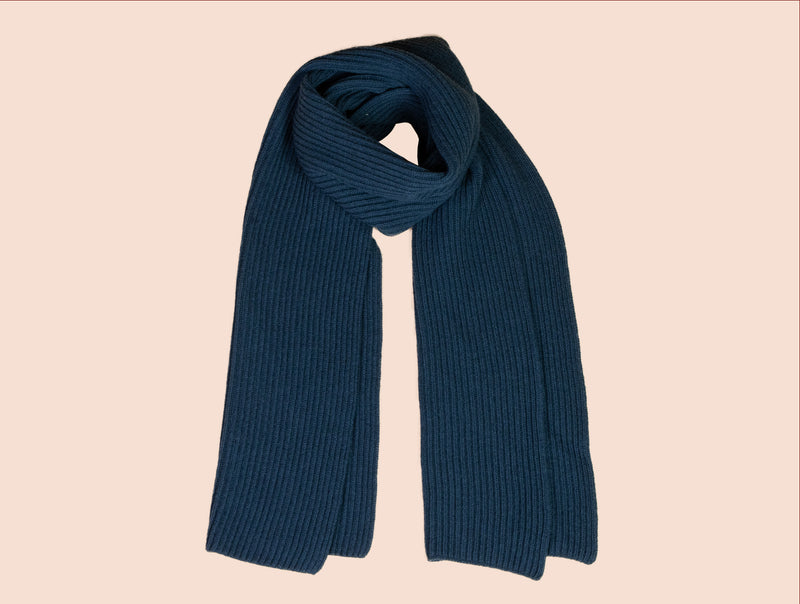 Pétrone écharpe homme posée bleu pétrole