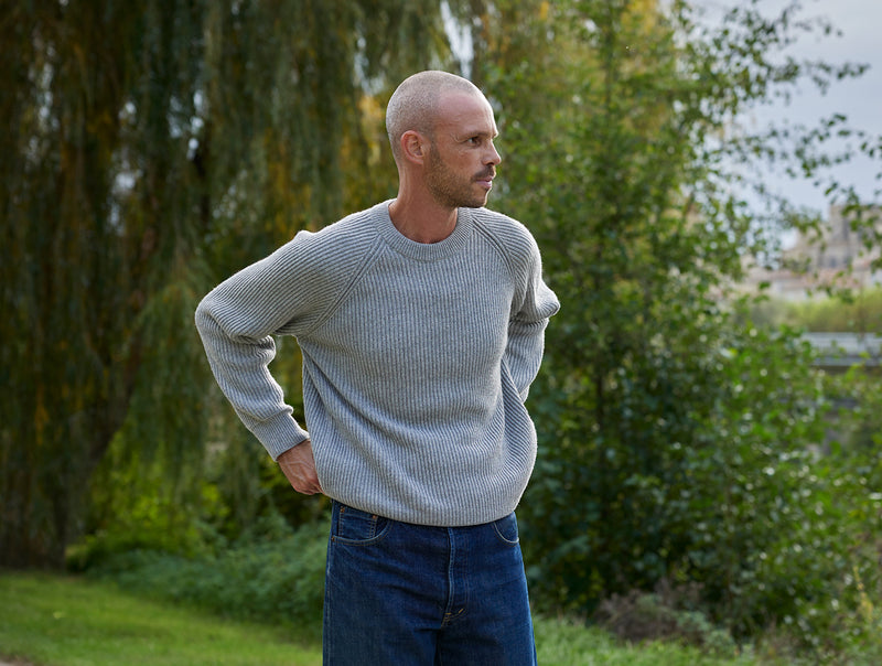 Pétrone Pull Réconfortant homme porté gris clair chiné