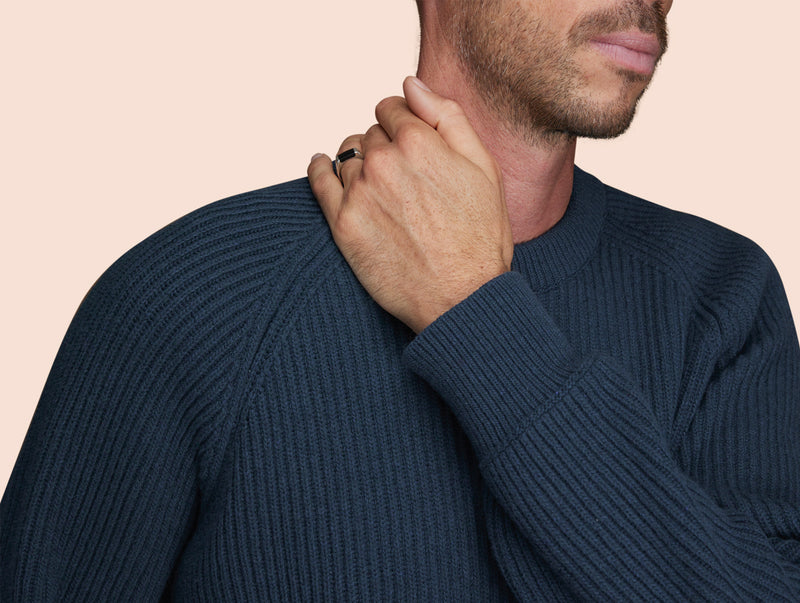 Pétrone Pull Réconfortant homme porté bleu pétrole