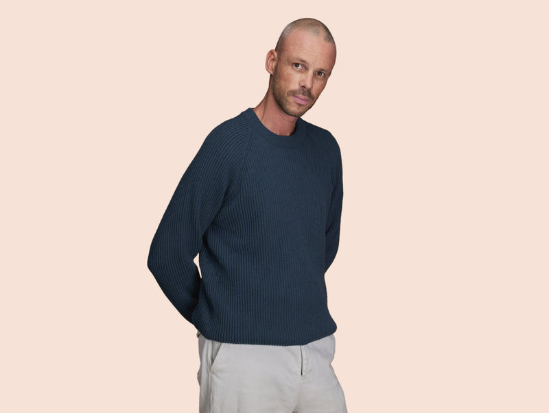 Pétrone Pull Réconfortant homme porté bleu pétrole