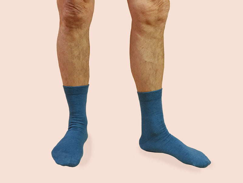 Petrone-chaussettes-lin-coton-homme-posee-bleu-céruléen