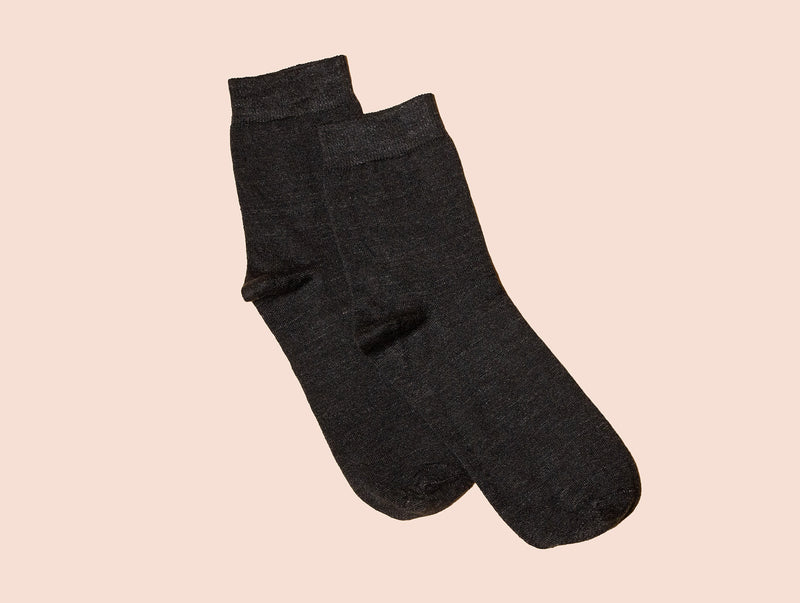 Petrone-chaussettes-lin-coton-homme-posee-noir