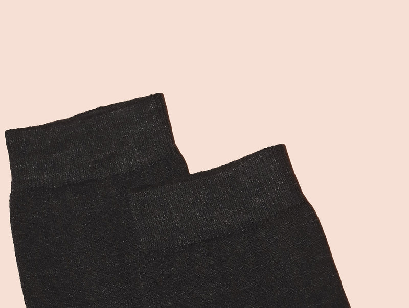 Petrone-chaussettes-lin-coton-homme-posee-noir
