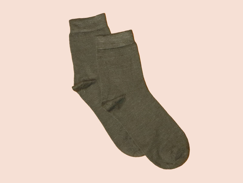 Petrone-chaussettes-lin-coton-homme-posee-sauge