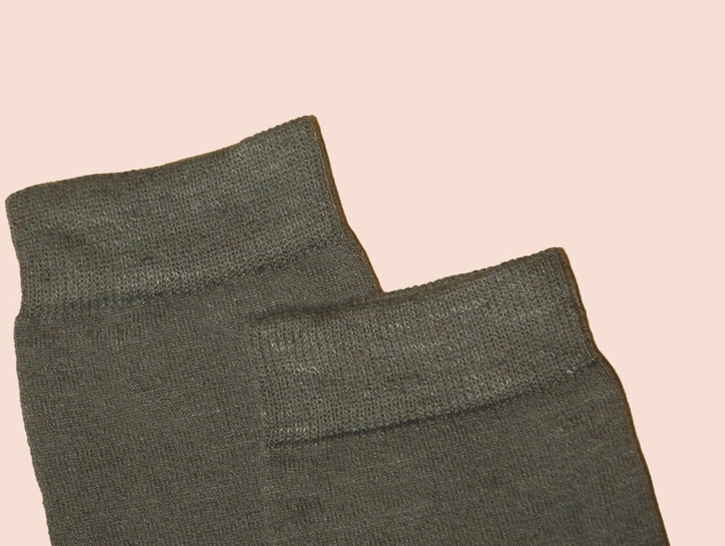 Petrone-chaussettes-lin-coton-homme-posee-sauge