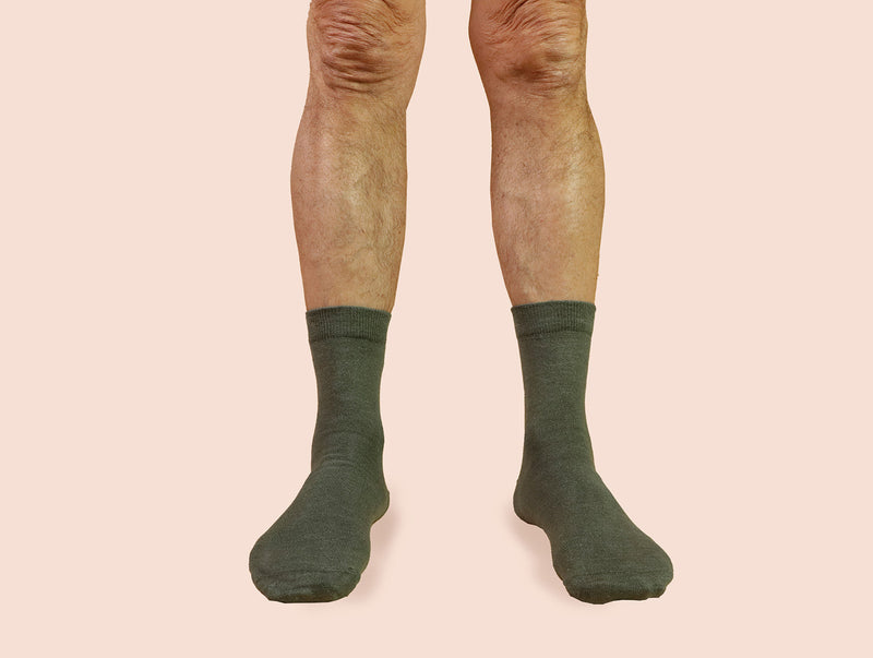Petrone-chaussettes-lin-coton-homme-posee-sauge