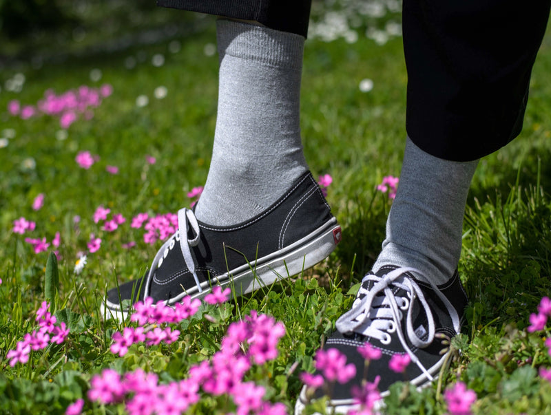 Petrone-chaussettes-lin-coton-homme-portee-gris clair