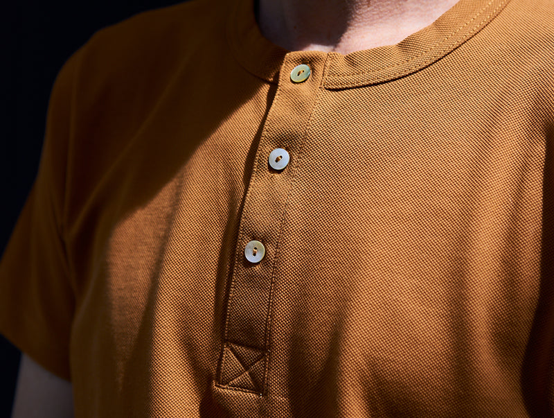 Pétrone Henley manches courtes coton bio ocre homme
