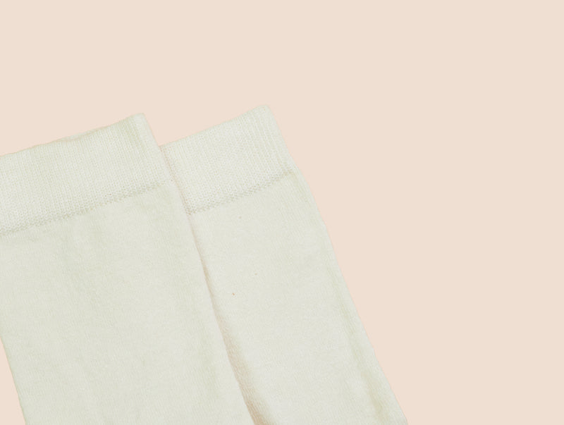 Petrone-chaussettes-lin-coton-homme-posee-blanc crème