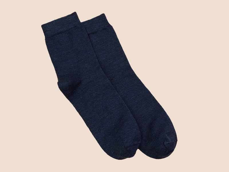 Petrone-chaussettes-lin-coton-homme-posee-bleu marine