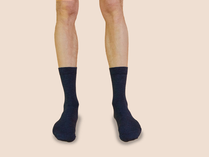 Petrone-chaussettes-lin-coton-homme-portee-bleu marine