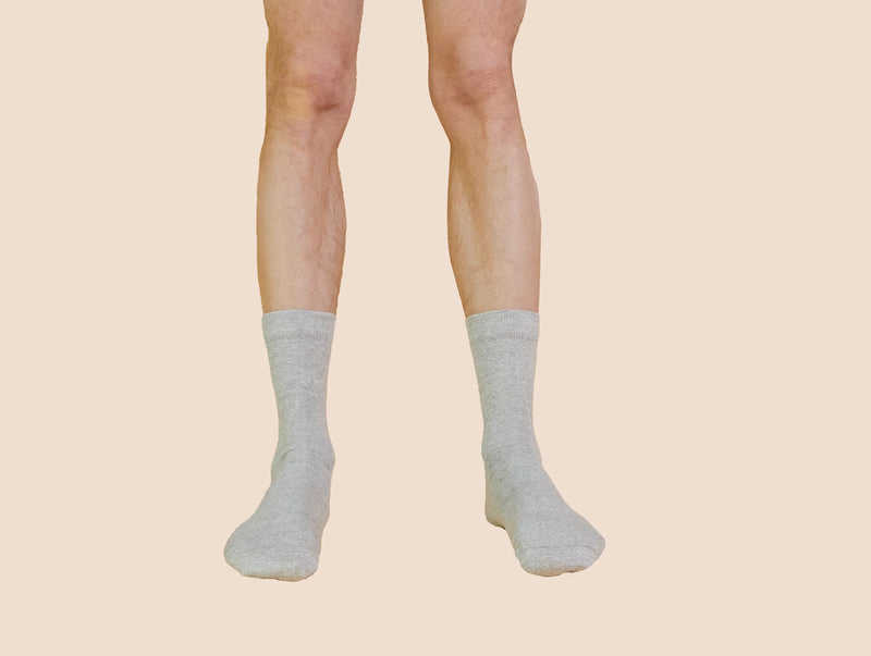 Petrone-chaussettes-lin-coton-homme-portee-gris clair