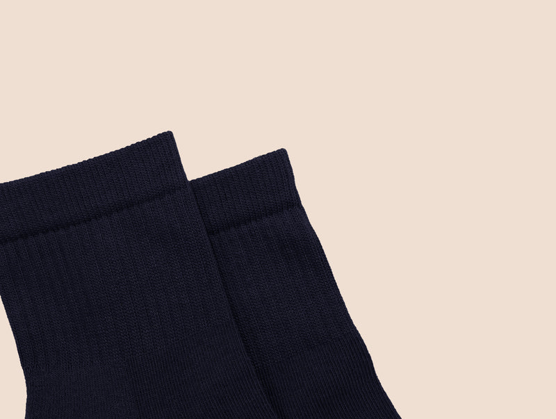 Petrone-chaussettes-tennis-coton-bio-unies-basses-homme-bleu marine-posées