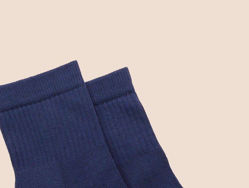 Petrone-chaussettes-tennis-coton-bio-unies-basses-homme-bleu acier-posees