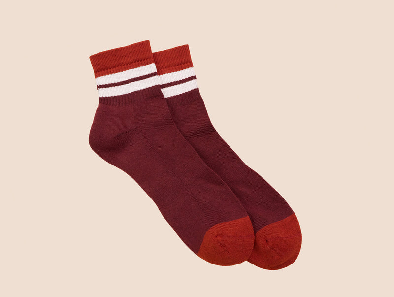 Petrone-chaussettes-tennis-coton-bio-retro-basses-homme-bordeaux-rouille-posees