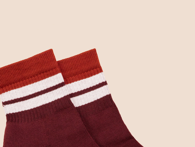 Petrone-chaussettes-tennis-coton-bio-retro-basses-homme-bordeaux-rouille-posees