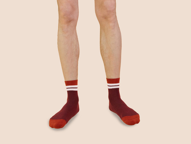 Petrone-chaussettes-tennis-coton-bio-retro-basses-homme-bordeaux-rouille-portées