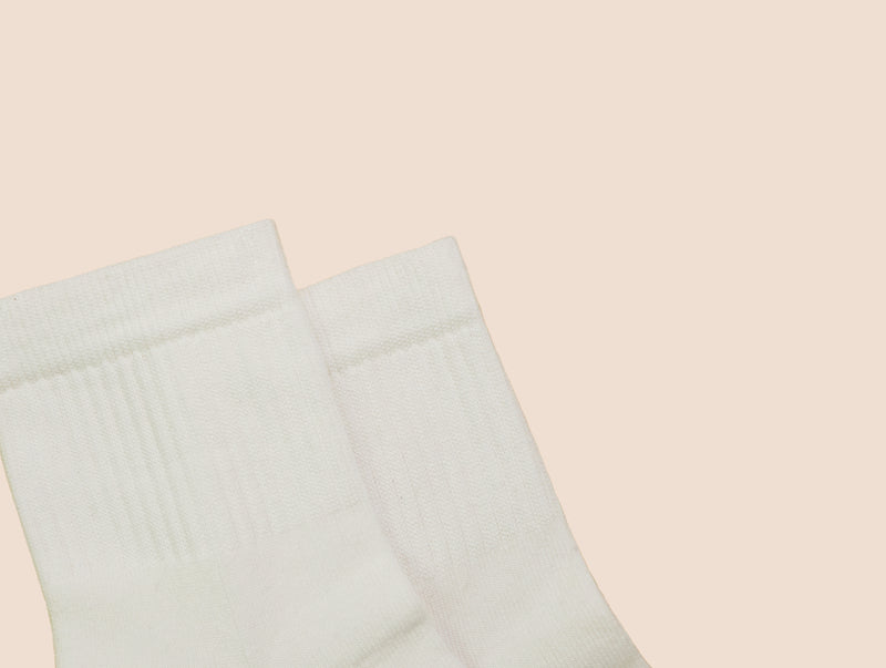 Petrone-chaussettes-tennis-coton-bio-unies-basses-homme-blanc crème-posees