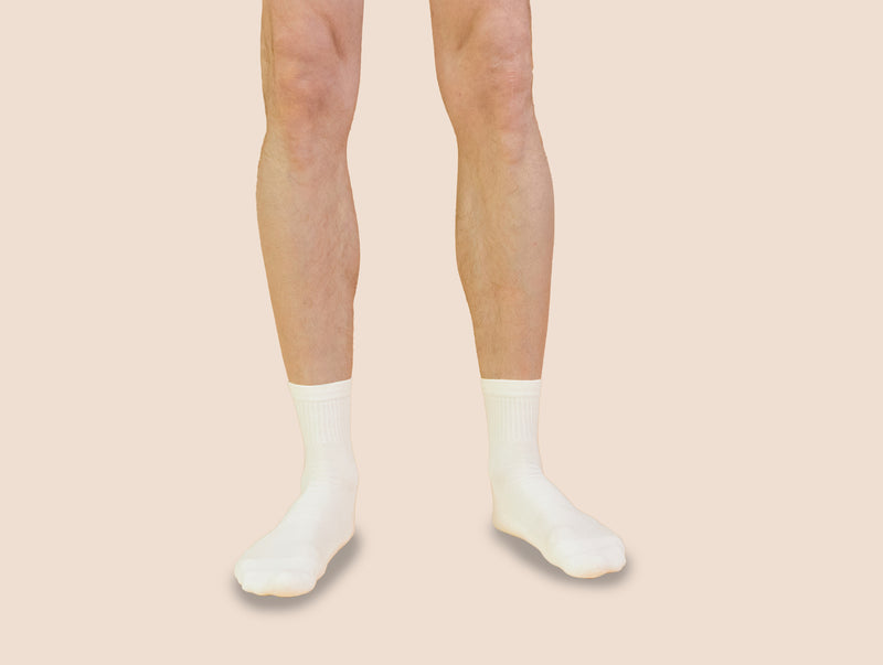 Petrone-chaussettes-tennis-coton-bio-unies-basses-homme-blanc crème-portées
