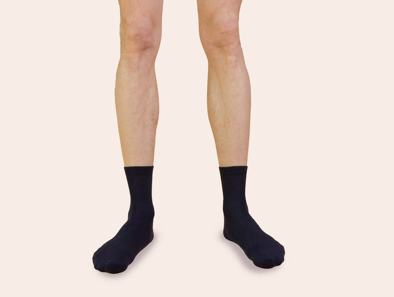 Petrone-chaussettes-tennis-coton-bio-unies-basses-homme-bleu marine-portées