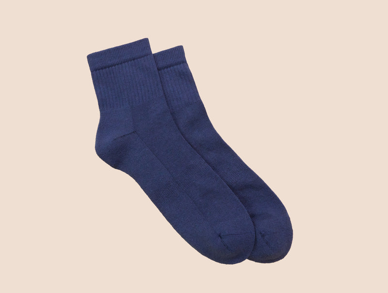 Petrone-chaussettes-tennis-coton-bio-unies-basses-homme-bleu acier-posees