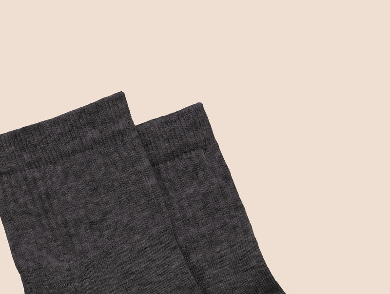 Petrone-chaussettes-tennis-coton-bio-unies-basses-homme-gris anthracite-posées