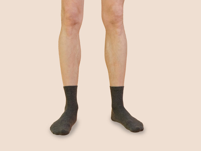 Petrone-chaussettes-tennis-coton-bio-unies-basses-homme-gris anthracite-portées