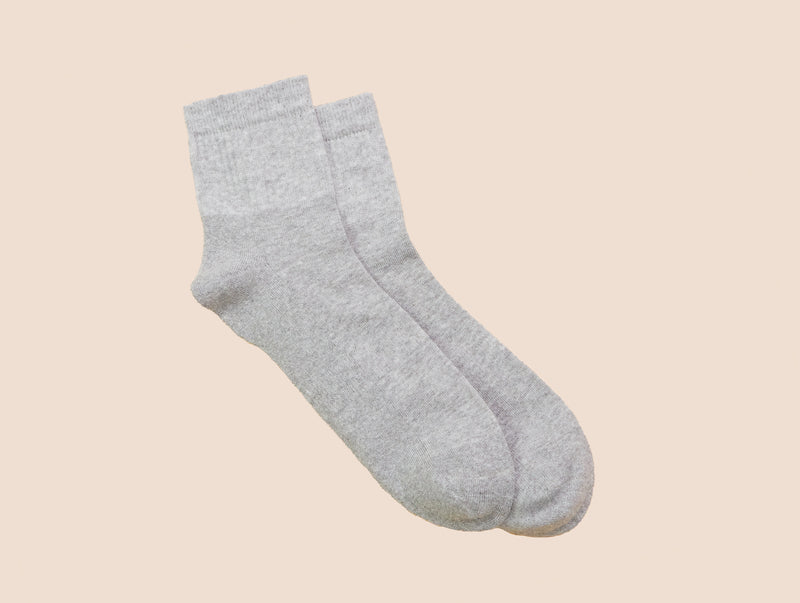 Petrone-chaussettes-tennis-coton-bio-unies-basses-homme-gris clair chiné-posees