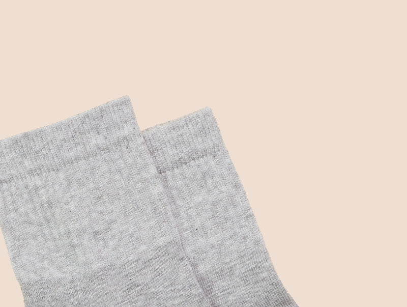 Petrone-chaussettes-tennis-coton-bio-unies-basses-homme-gris clair chiné-posees