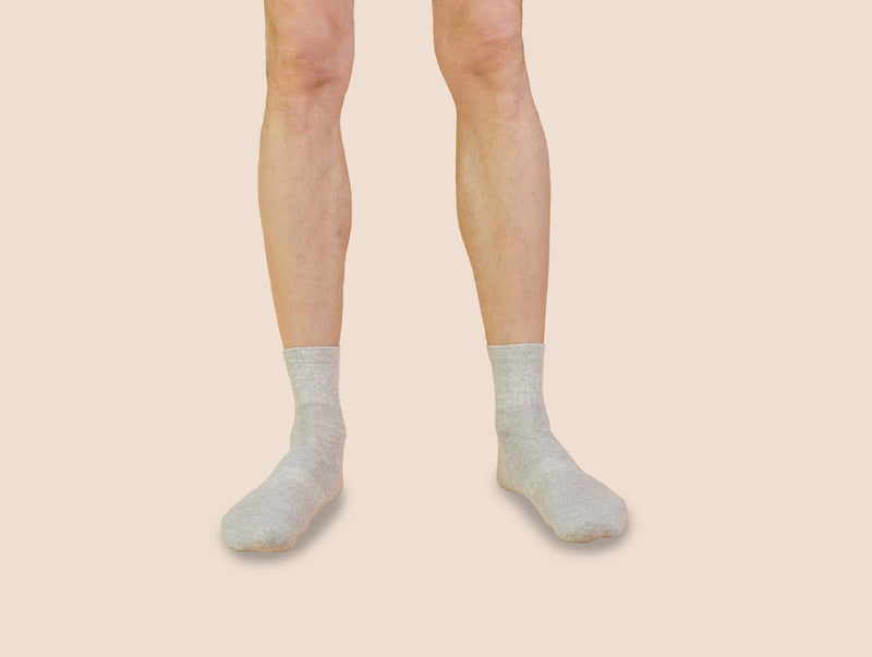 Petrone-chaussettes-tennis-coton-bio-unies-basses-homme-gris clair chiné-portées