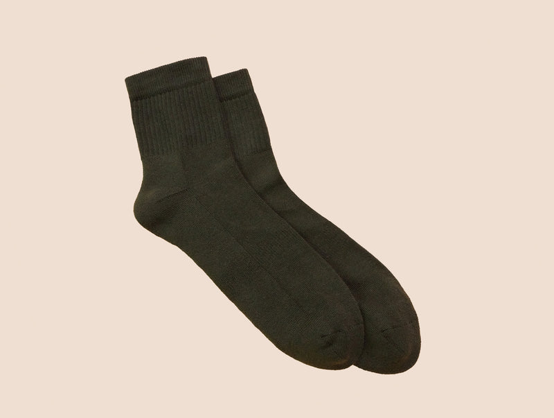 Petrone-chaussettes-tennis-coton-bio-unies-basses-homme-vert kaki-posees