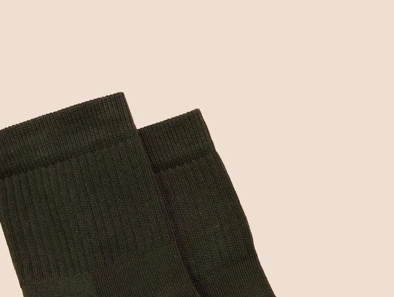 Petrone-chaussettes-tennis-coton-bio-unies-basses-homme-vert kaki-posees