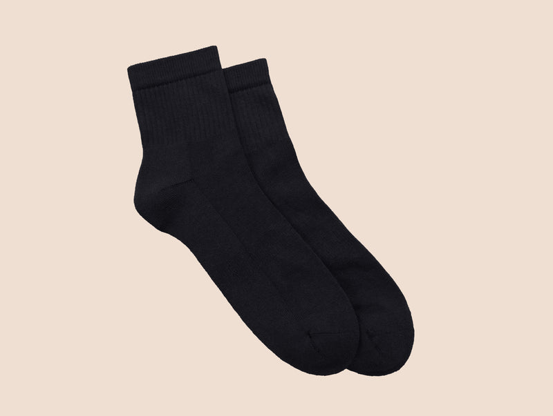 Petrone-chaussettes-tennis-coton-bio-unies-basses-homme-noir-posees