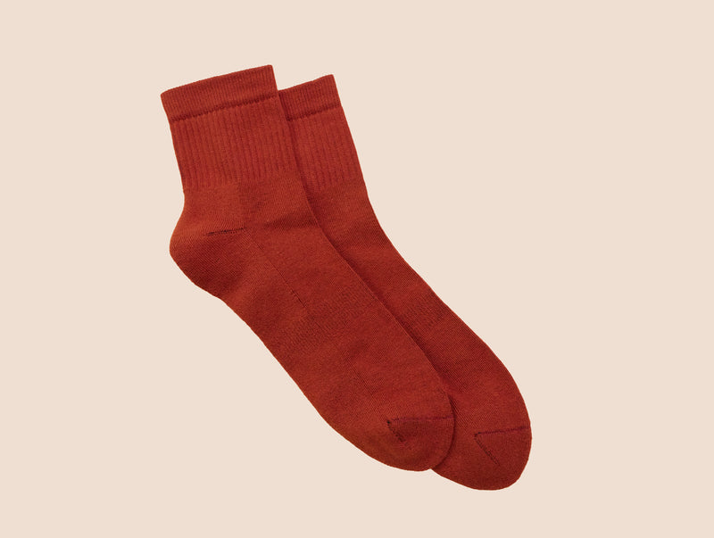 Petrone-chaussettes-tennis-coton-bio-unies-basses-homme-rouille-posees