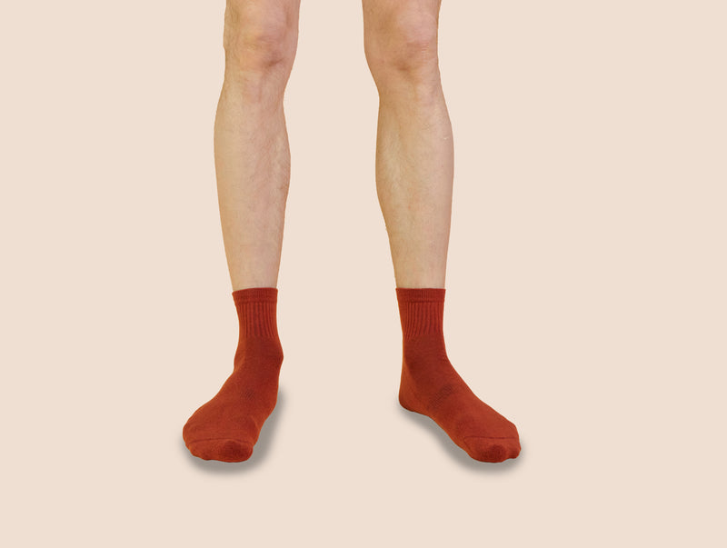 Petrone-chaussettes-tennis-coton-bio-unies-basses-homme-rouille-portées