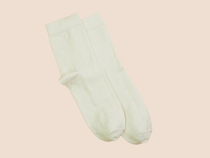 Petrone-chaussettes-lin-coton-homme-posee-blanc crème