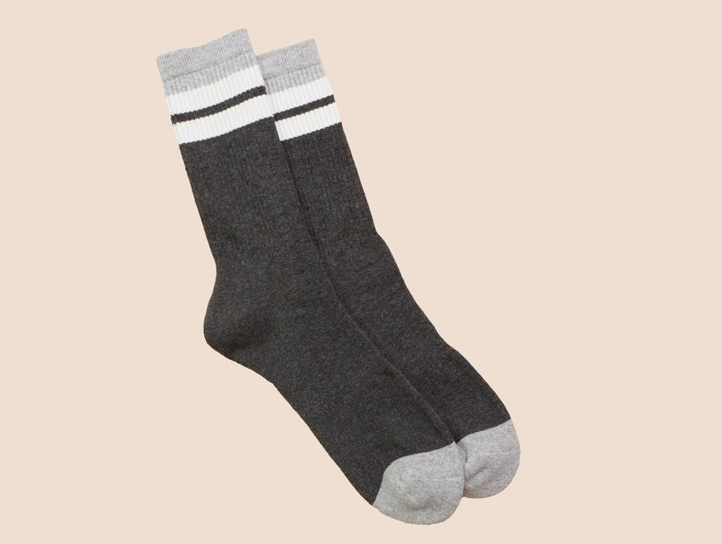 Petrone-chaussettes-tennis-coton-bio-retro-hautes-homme-gris anthracite-gris clair-posees