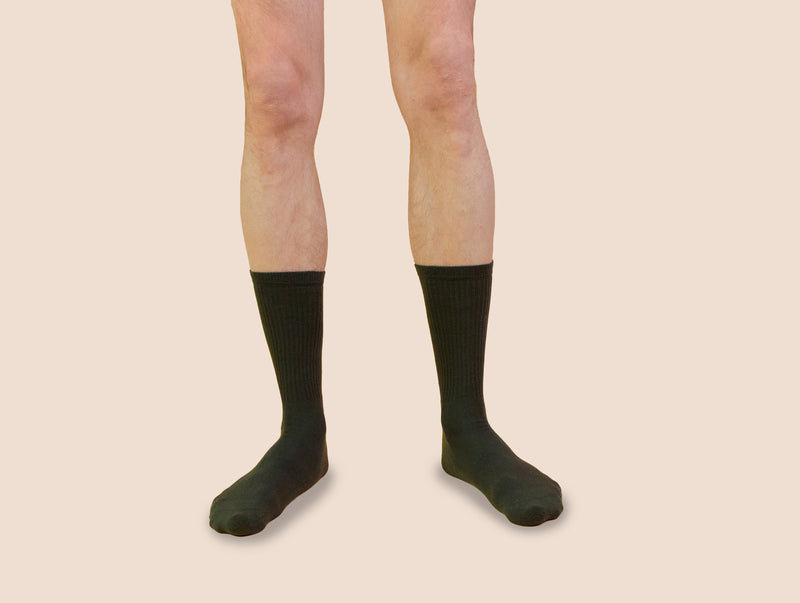 Petrone-chaussettes-tennis-coton-bio-unies-hautes-homme-vert kaki foncé-portées