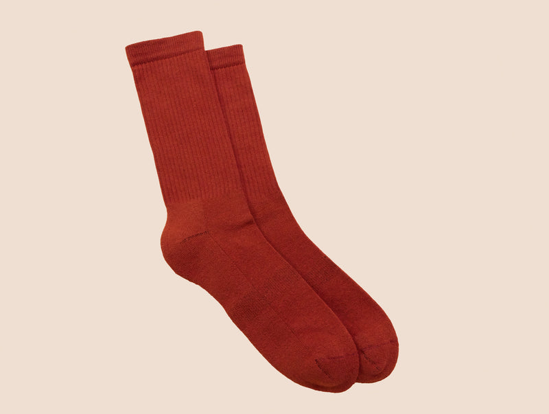 Petrone-chaussettes-tennis-coton-bio-unies-hautes-homme-rouille-posees